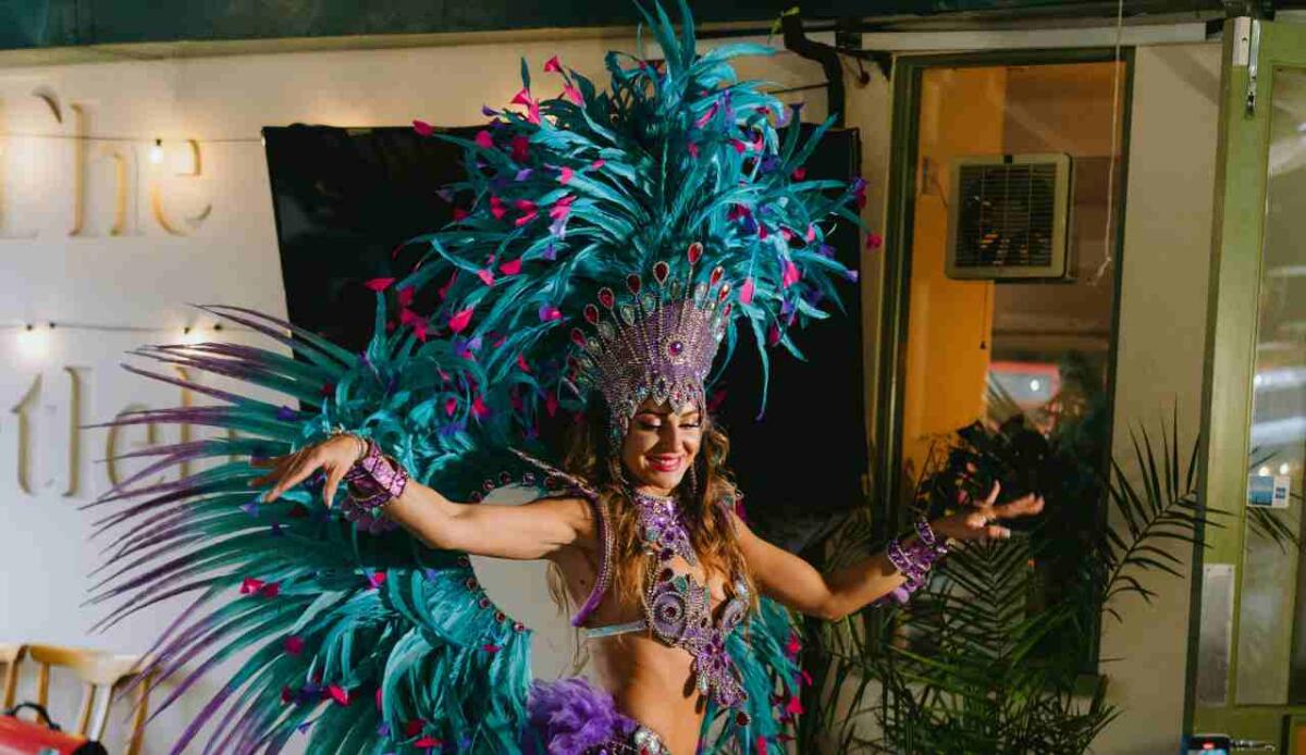 Le radici del carnevale? Feste e bevande fermentate nell’antico Brasile - Illustrazione di una donna durante il carnevale brasiliano (Pexels FOTO) - qrios.it