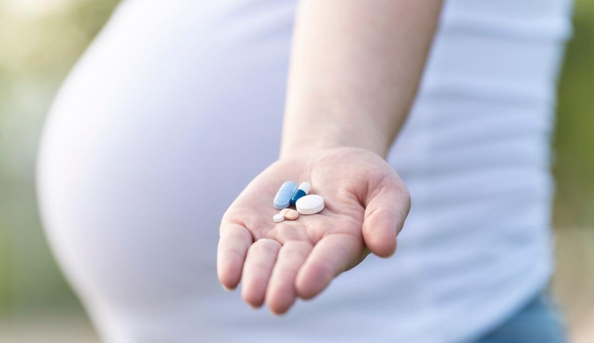 Marche, l’ospedale Mazzoni di Ascoli Piceno adotta l’aborto farmacologico fino a 9 settimane - Donna con pillole (Canva Foto) - www.statodonna.it