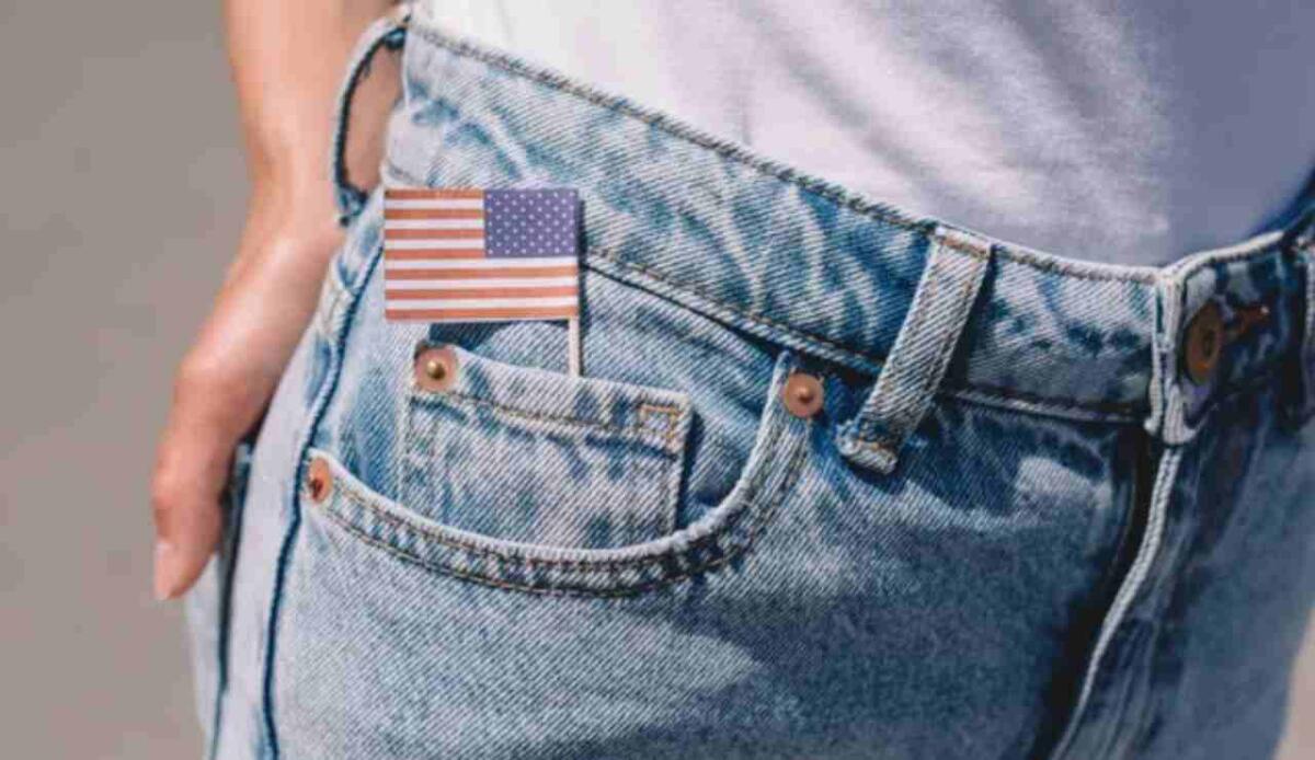Perché i jeans hanno un taschino piccolo? Un’eredità del 1800 per i cowboy e i loro orologi - Il taschino dimenticato (Depositphotos foto) - www.qrios.it