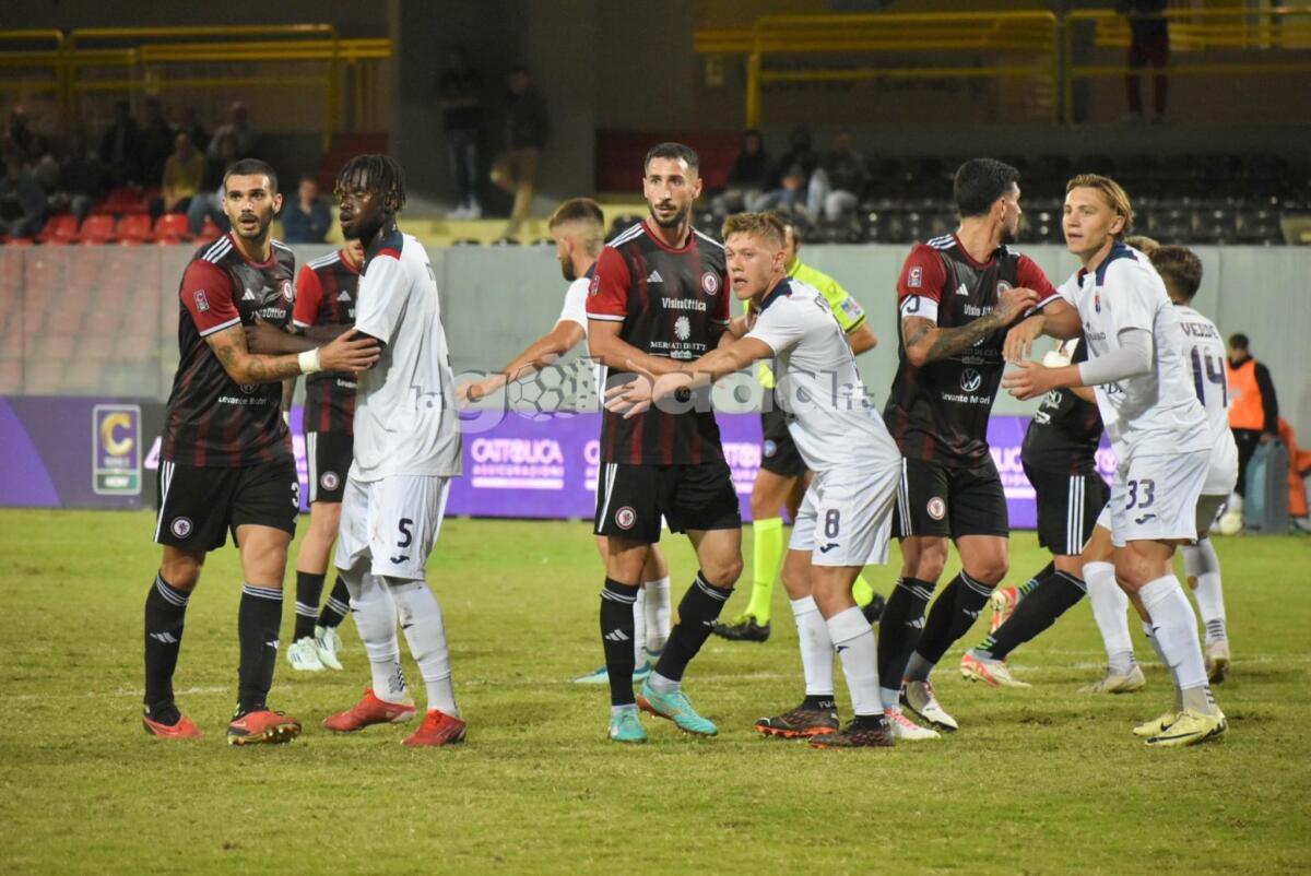 Quale sarà il futuro del Taranto? Ultima partita contro il Foggia? - Immagine in evidenza: uno scatto di Foggia-Taranto (Serie C - girone C 2024/25) - crediti: foto di Luigia Spinelli (RIPRODUZIONE VIETATA)