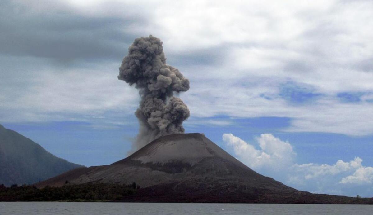 1883, l'anno in cui l’eruzione del Krakatoa sconvolse il mondo - Illustrazione del Krakatoa, o meglio Anak Krakatao (Wikipedia flydime FOTO) - qrios.it