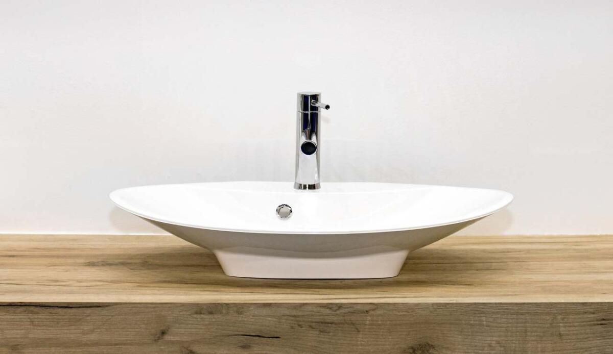 Lavandino troppo piatto invaso dall'acqua? Ecco il gadget che ti salva la vita - Lavandino piatto del bagno (Canva foto) - www.notiziesecche.it