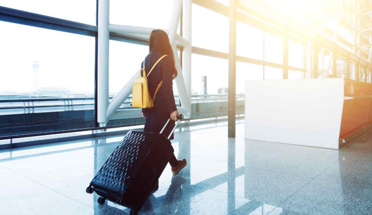 Donne in fuga dall’Italia, tra sogni di carriera e voglia di riscatto: sono 2,8 milioni le italiane all’estero - Quasi il 50% di emigranti italiani sono donne (canva.com) - www.statodonna.it