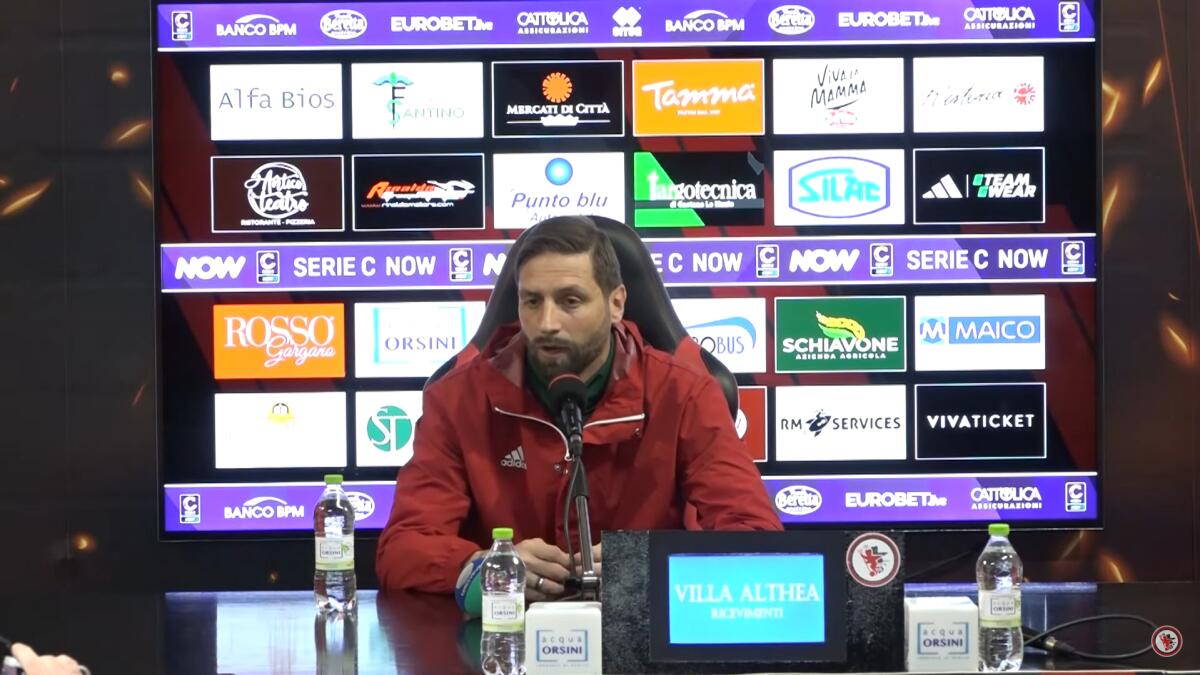 Foggia, i convocati da mister Lucchini per il Taranto - Immagine in evidenza: mister Stefano Lucchini - crediti foto: canale ufficiale YouTube Calcio Foggia 1920 (frame da video)
