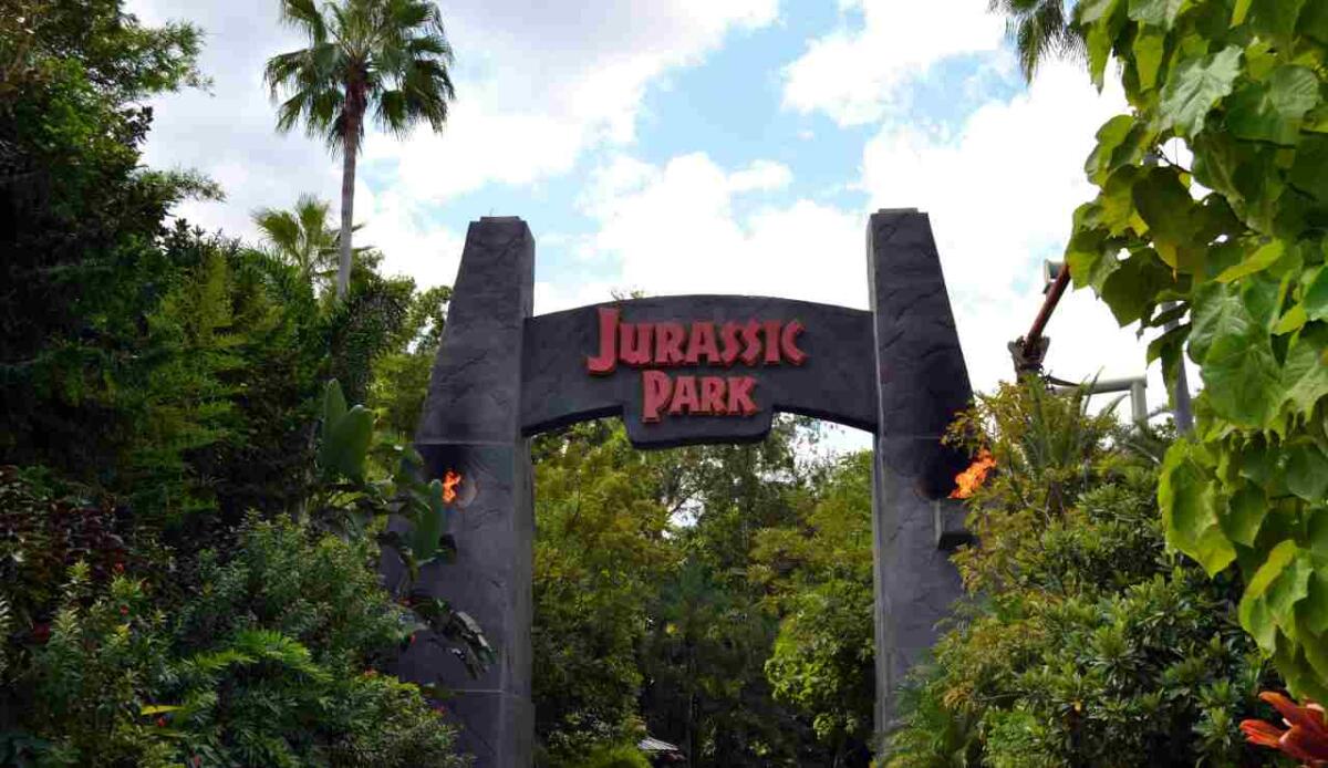Jurassic Park e la magia degli animatronic: quando il cinema rende i dinosauri reali - Illustrazione dell'entrata del Jurassic Park (Pexels FOTO) - findbest.it