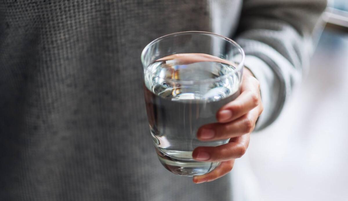Bere acqua calda può aiutare la digestione e la linea: mito o realtà? - Acqua calda, ecco perché berla dopo i pasti (DepositPhotos) - www.findbest.it