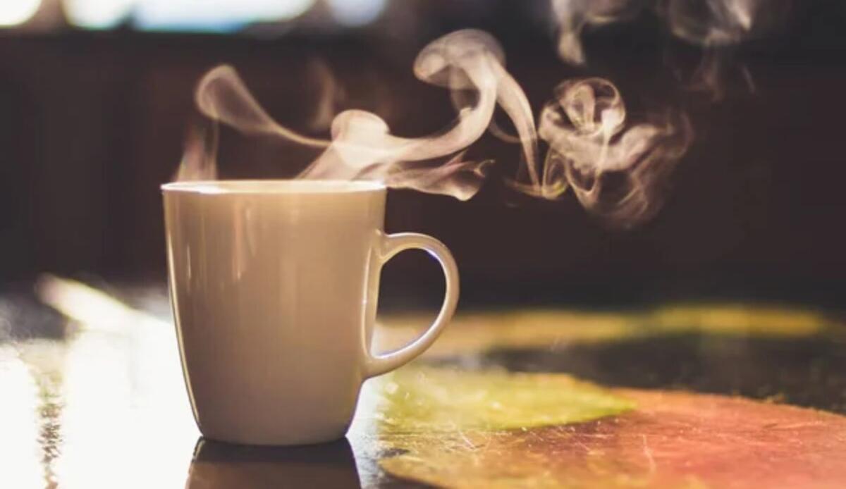 Tè e longevità, il mix perfetto tra antiossidanti, energia e relax - Illustrazione di una tazza di tè (Depositphotos FOTO) - www.notiziesecche.it