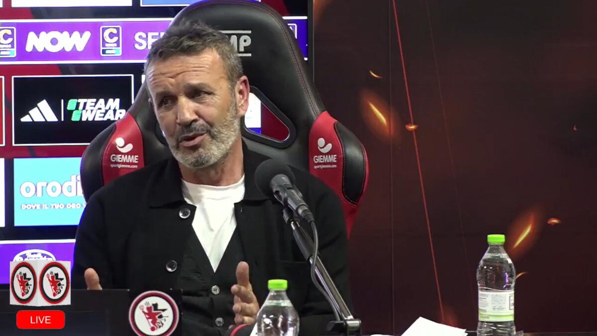 Leone: “Non credo al mercato di Gennaio, non è facile: faccio l’esempio di Miranda” - Immagine in evidenza: il DS del Foggia, Luca Leone - crediti foto: pagina ufficiale Facebook Calcio Foggia 1920 (frame da video)