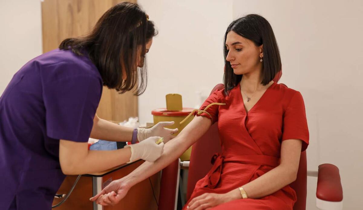 Donazione del sangue, le donne italiane donano di meno: poco tempo e molte responsabilità - Donano meno delle loro coetanee europee (canva.com) - www.statodonna.it