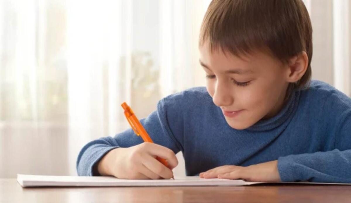 Scrivere a mano fa bene al cervello: più apprendimento, più creatività, meno distrazioni - Bimbo scrive su un quaderno (Depositphotos foto) - www.notiziesecche.it
