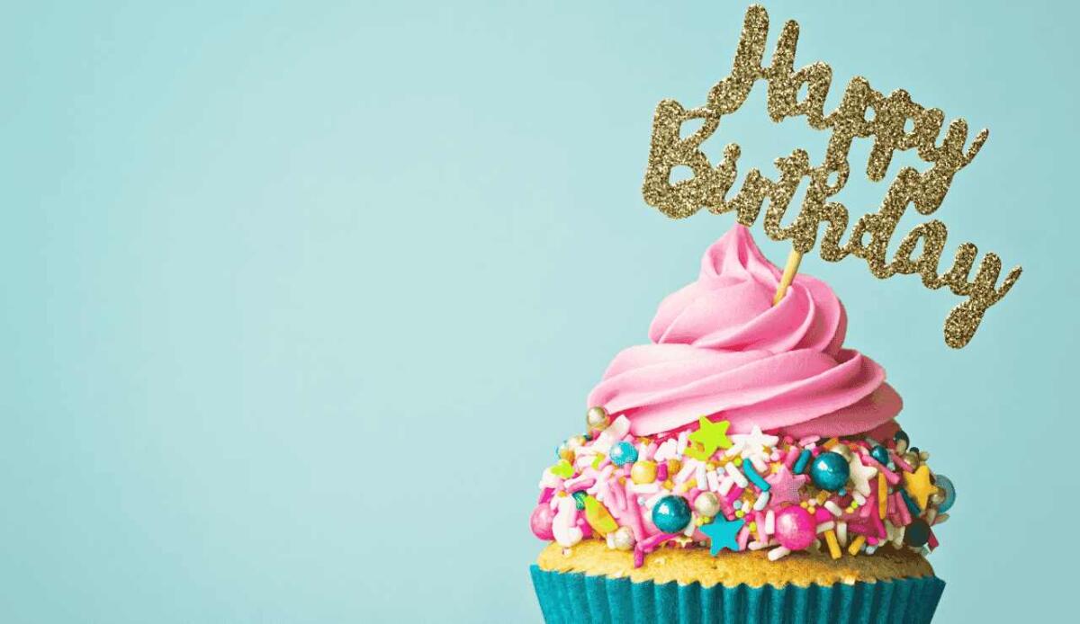Frasi di Buon Compleanno: le più divertenti da scrivere sulla cartolina - Un motivo per sorridere (canva.com) - www.notiziesecche.it