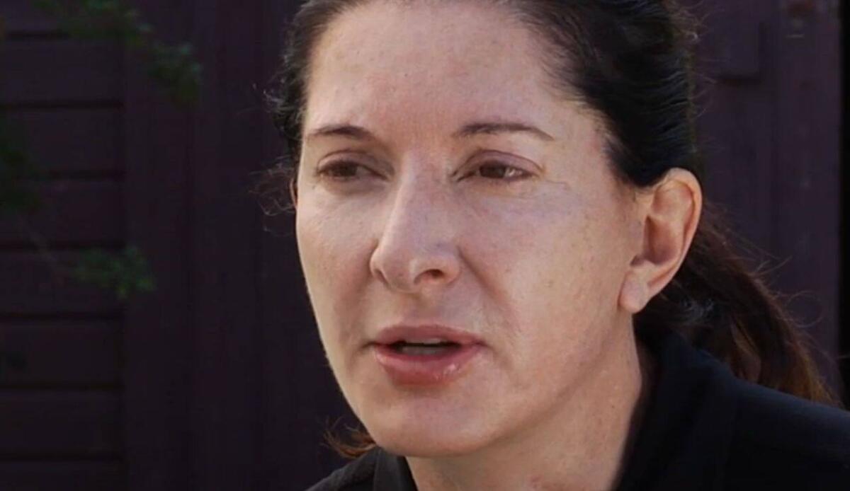 Marina Abramović: la grande retrospettiva a Zurigo esplora la body-art - Marina Abramović (screenshot Moma/YouTube) - www.statodonna.it