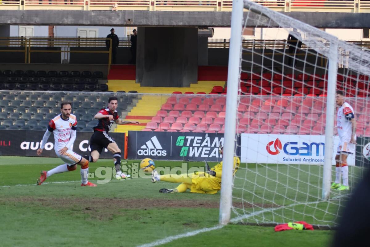 Foggia, la beffa si consuma in nove uomini: allo Zac passa il Potenza - Immagine in evidenza: uno scatto di Foggia-Potenza (Serie C - girone C 2024/25) - crediti: foto di Luigia Spinelli/lagoleada.it (RIPRODUZIONE VIETATA)