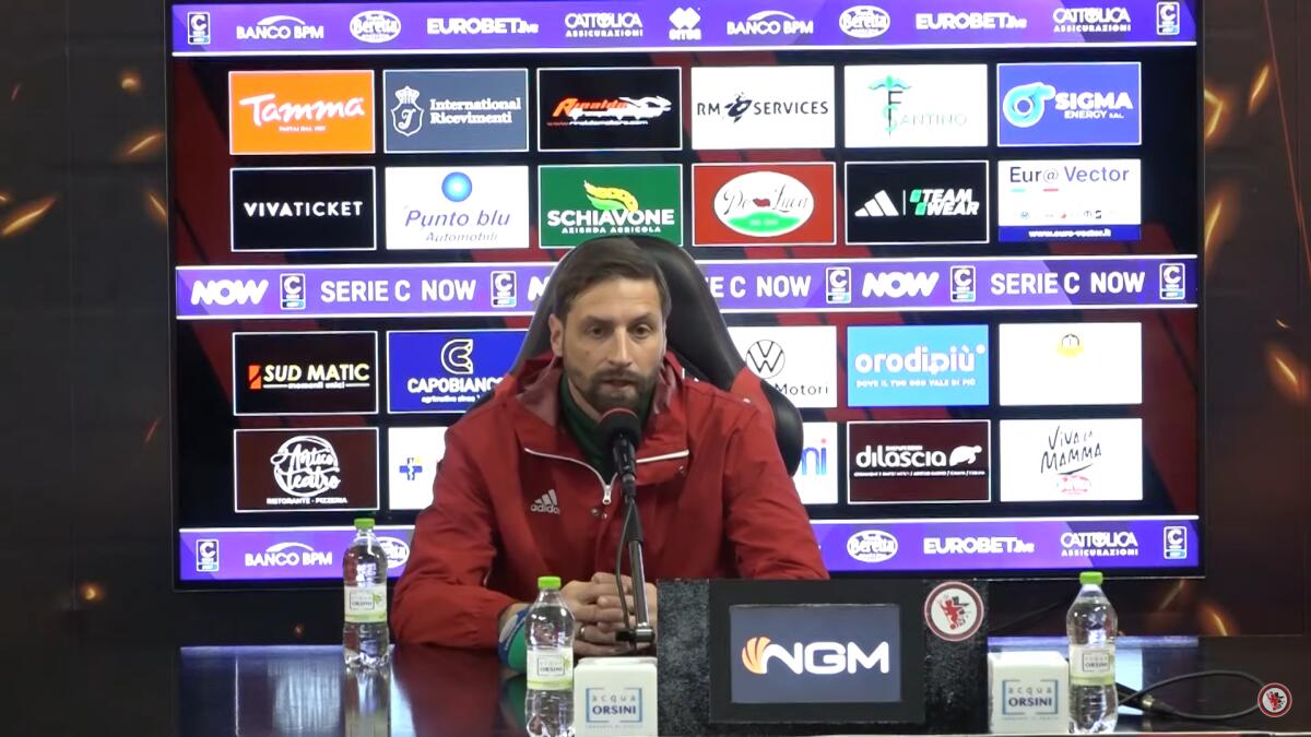 Foggia, Lucchini: "Abbiamo un grande gruppo, tre punti importanti" - Immagine in evidenza: mister Stefano Lucchini - crediti foto: canale ufficiale YouTube Calcio Foggia 1920 (frame da video)