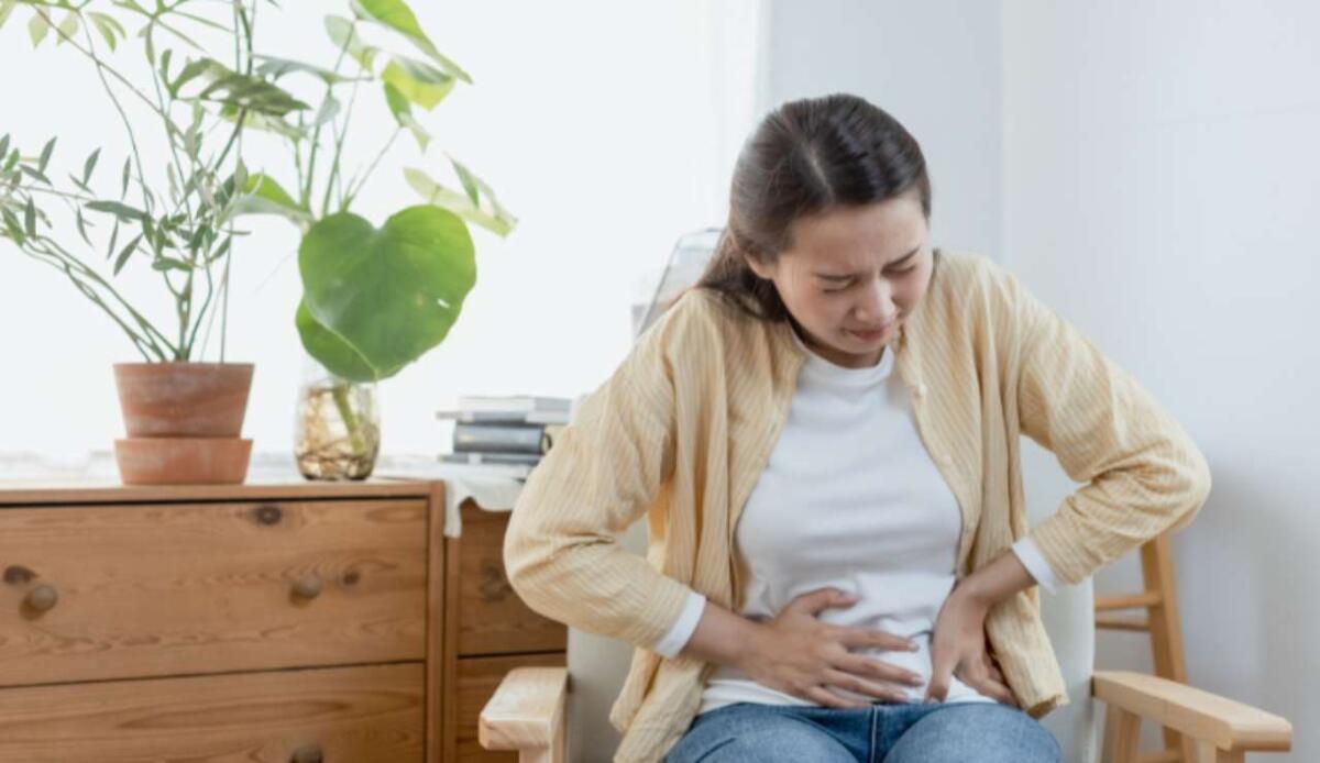 Pancia gonfia? Potrebbe essere colpa dello stress (e non solo del cibo) - Non è solo l'alimentazione a influenzare il gonfiore addominale (canva.com)