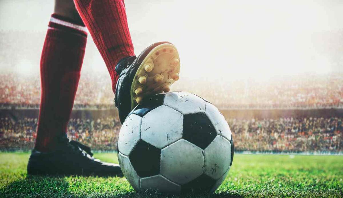 Dal sacrificio dei Maya ai goal di Messi: la storia del calcio attraverso i secoli - Foto di un pallone da calcio (Canva foto) - qrios.it