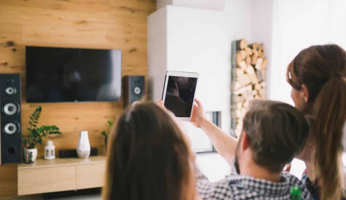 Sky Glass si rinnova: ecco la nuova generazione con display migliorato e suono Dolby Atmos - Sky ha creato un nuovo televisore (Freepik/Canva) - findbest.it