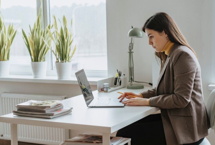 Donna che lavora (Canva Foto) - www.statodonna.it