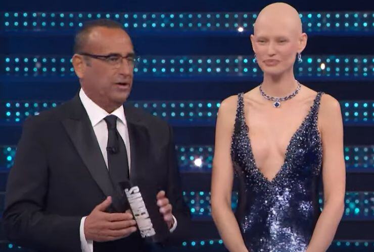 Carlo Conti e Bianca Balti al Festival di Sanremo (screenshot Rai/YouTube) - www.statodonna.it