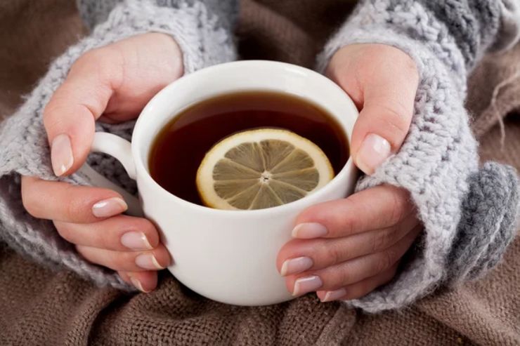 Illustrazione di una donna mentre beve una tazza di tè (Depositphotos FOTO) - www.notiziesecche.it