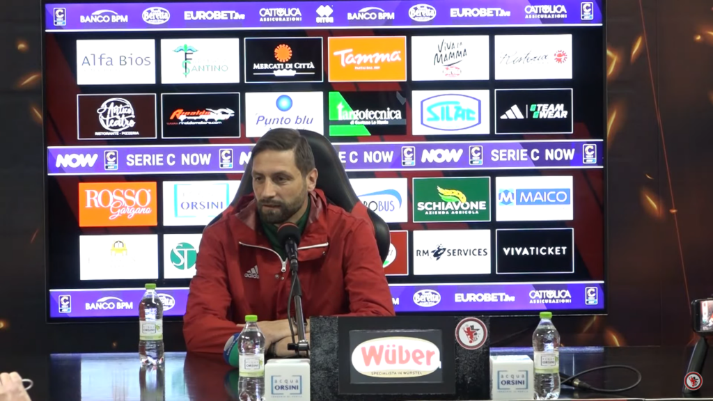 Immagine in evidenza: mister Stefano Lucchini - crediti foto: canale ufficiale YouTube Calcio Foggia 1920 (frame da video)