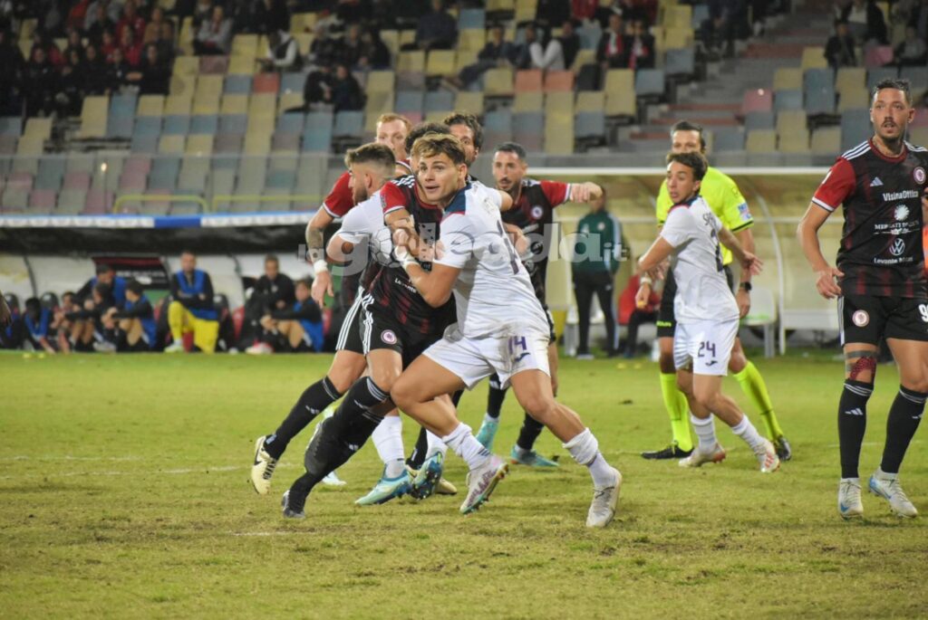 Immagine in evidenza: uno scatto di Foggia-Taranto (Serie C - girone C 2024/25) - crediti: foto di Luigia Spinelli (RIPRODUZIONE VIETATA)