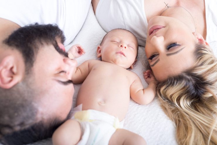 Giovane famiglia (Pixabay foto) - www.notiziesecche.it