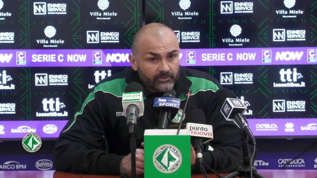 Immagine in evidenza: mister Raffaele Biancolino - crediti foto: pagina ufficiale Facebook Avellino Calcio (frame da video)