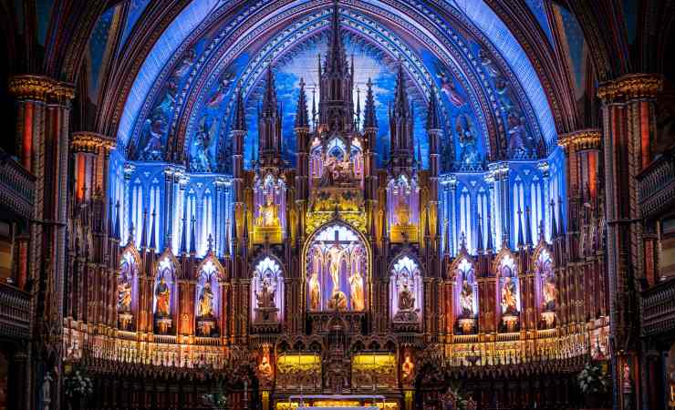 Foto dell'interno della cattedrale di Notre Dame di Parigi (Canva foto) - qrios.it