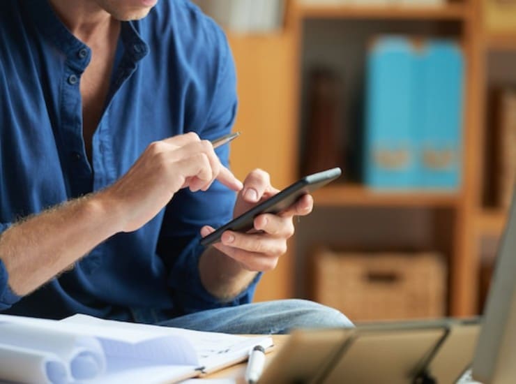 Smartphone, ci spiano? (Freepik Foto) - www.findbest.it
