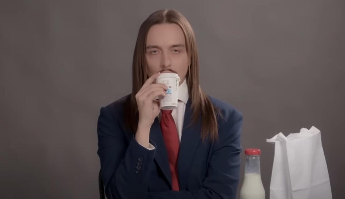 L’Estonia all’Eurovision con una canzone sugli italiani: tra cliché e ironia, “espresso macchiato” conquista il pubblico - Il video di Espresso Macchiato (Tommy Cash - youtube screenshot) - www.notiziesecche.it