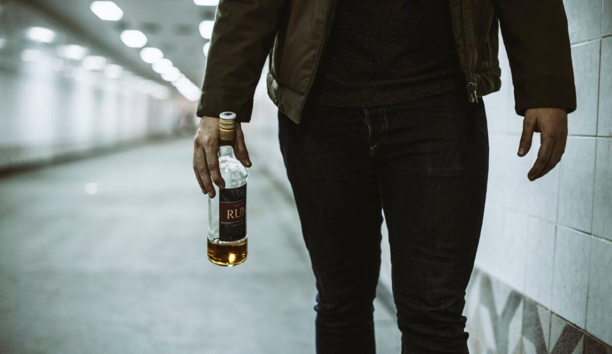 Crimini e testimoni sotto effetto dell’alcol: quanto sono affidabili le loro descrizioni? - Riconoscimento facciale e alcol, non funziona (Freepik Foto) - www.qrios.it