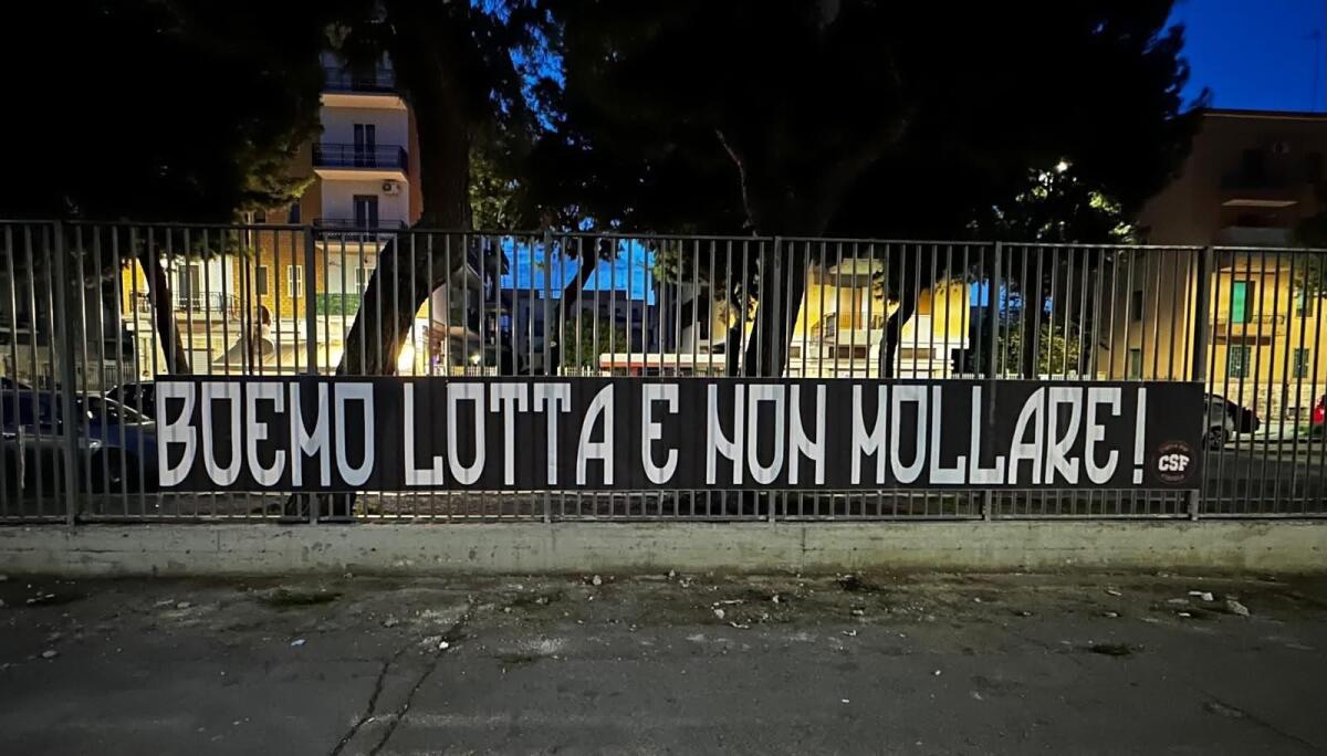 Foggia, la piazza si stringe attorno a Zeman - Lo striscione della Sud dedicato a Zeman. Foto dal profilo della Curva Sud