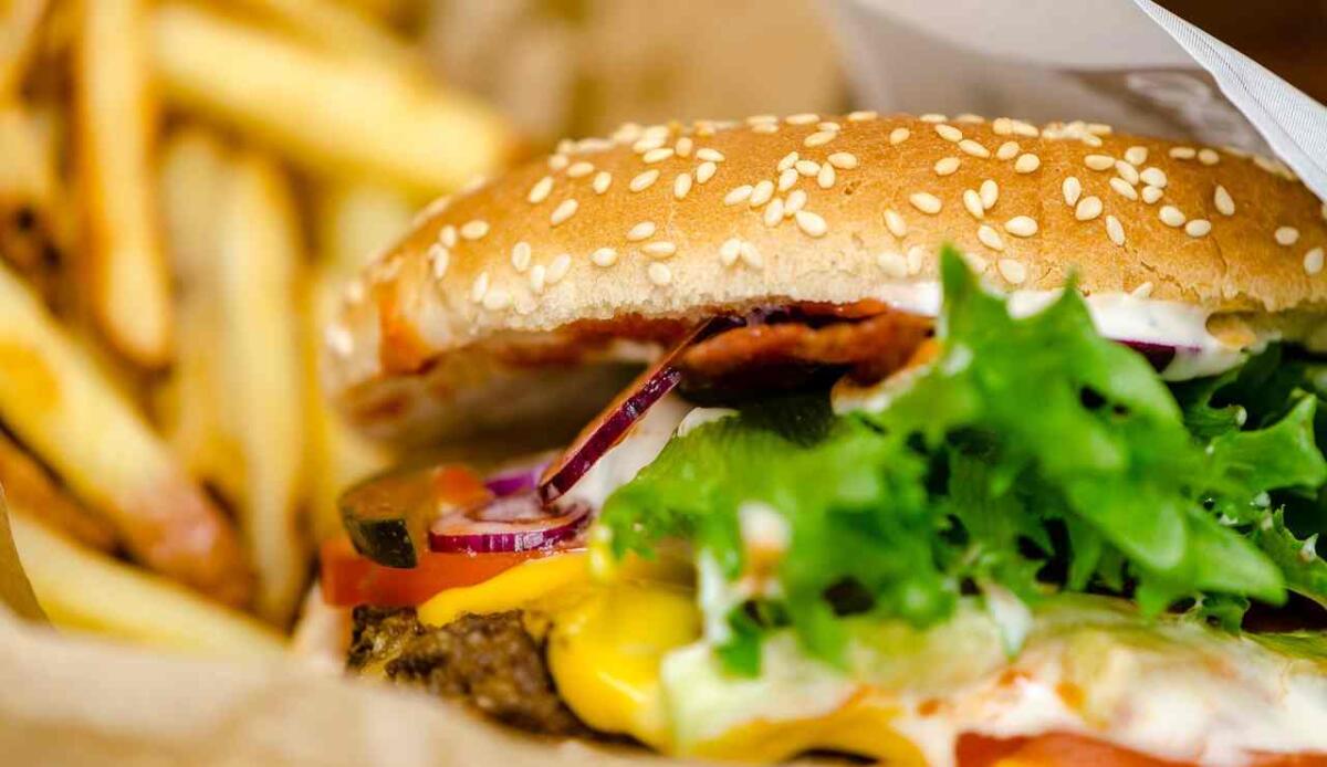 Un secolo di frittura: la storia incredibile del Dyer’s Burgers - Hamburger e patatine (Pixabay foto) - www.qrios.it