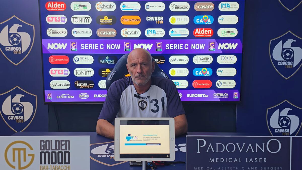 Cavese, i convocati da mister Maiuri per il Foggia - Immagine in evidenza: mister Vincenzo Maiuri - crediti foto: canale ufficiale YouTube Cavese 1919 (frame da video)