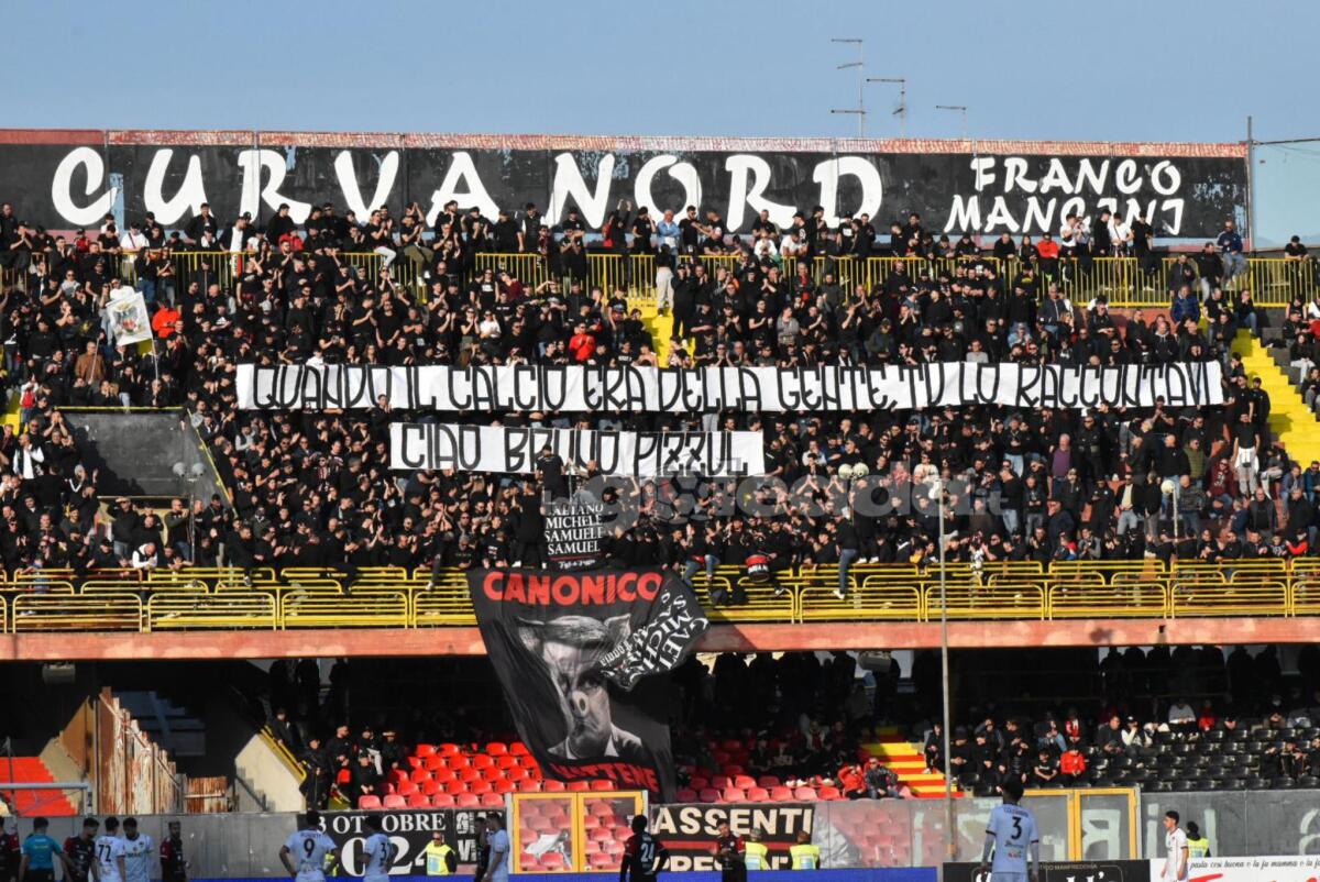 L’omaggio della Curva Nord a Bruno Pizzul - Immagine in evidenza: uno scatto di Foggia-Sorrento (Serie C - girone C 2024/25) - crediti: foto di Luigia Spinelli/lagoleada.it (RIPRODUZIONE VIETATA)