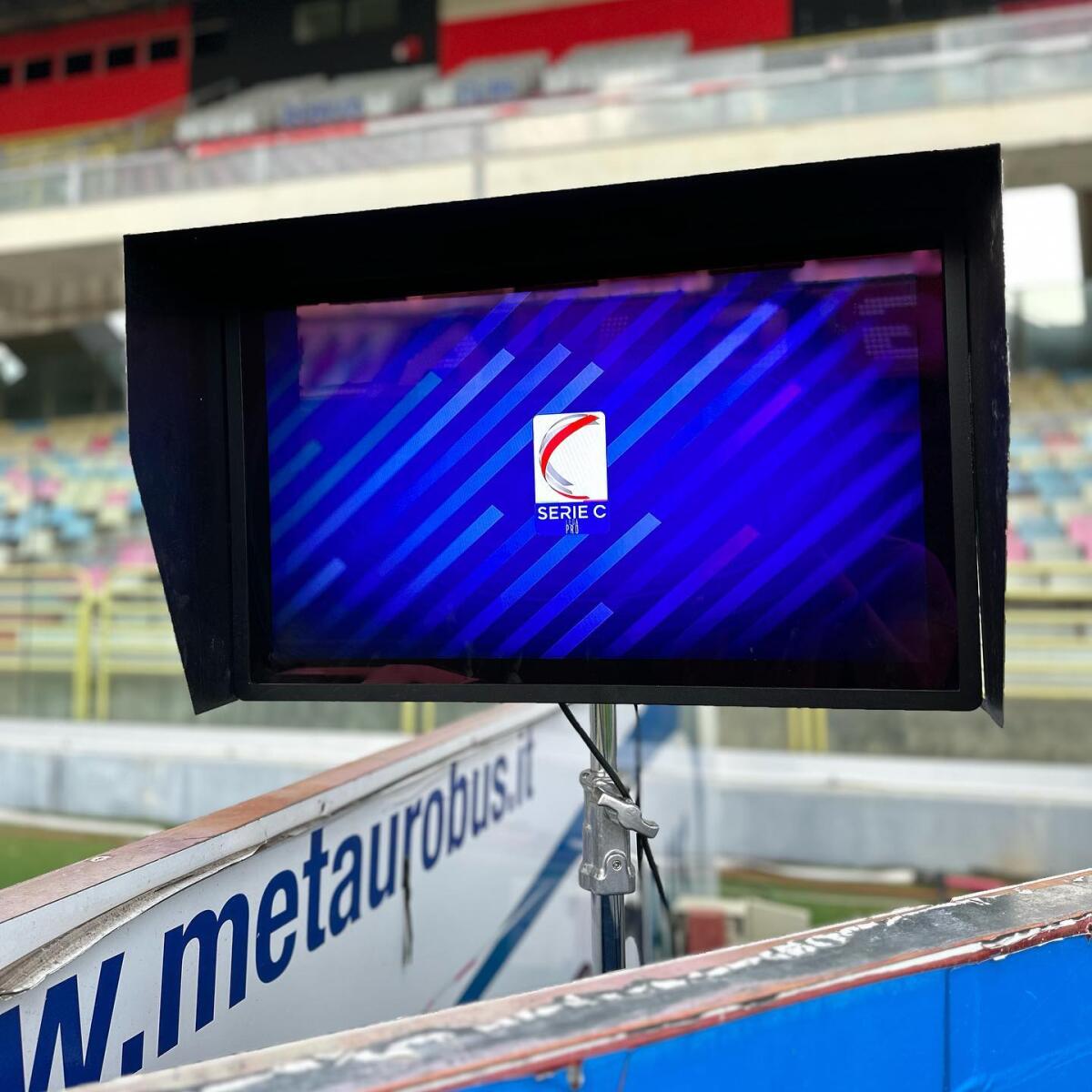 Gravina: "Vogliamo il Football Video Support in Serie C". Ecco cos'è - Immagine in evidenza: Foggia-Pescara, ecco il VAR allo Zaccheria - crediti foto: pagina ufficiale Facebook Calcio Foggia 1920