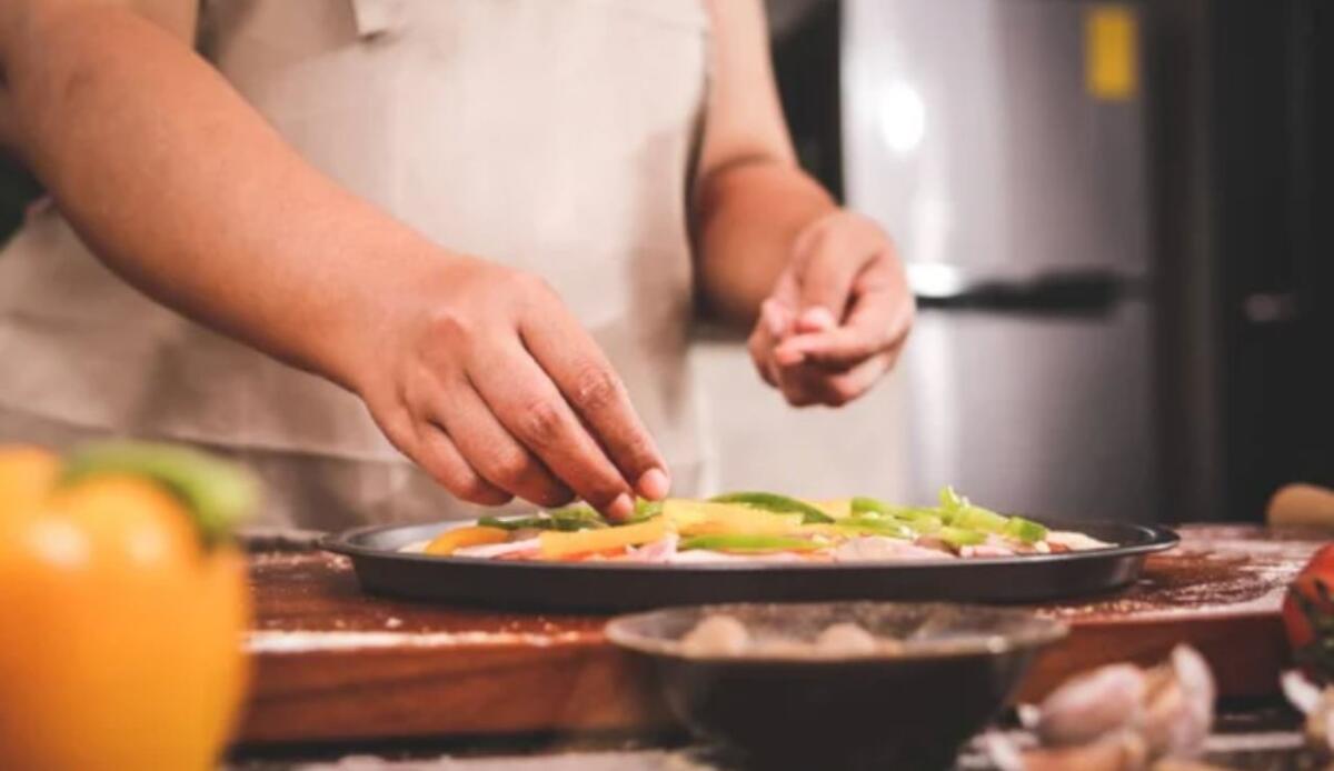 Non hai voglia di cucinare? Ecco a te alcune ricette leggere e velocissime - Cucina veloce (Depositphotos foto) - www.notiziesecche.it