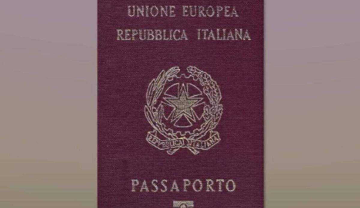 Passaporto: come richiederlo o rinnovarlo, come funziona e perché è importante - Passaporto italiano (screenshot poliziadistato/YouTube) - www.notiziesecche.it