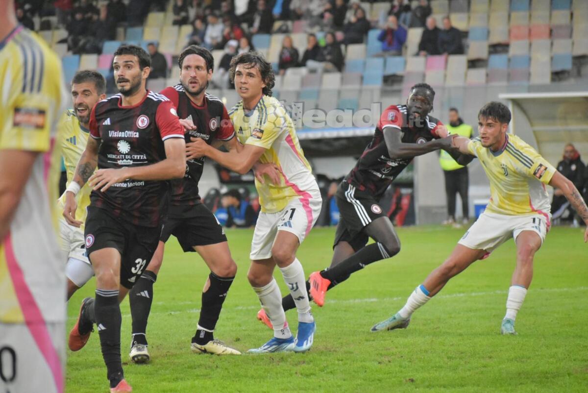 Dove vedere Juventus Next Gen-Foggia? Ecco il canale - Immagine in evidenza: uno scatto di Foggia-Juventus Next Gen (Serie C - girone C 2024/25) - crediti: foto di Luigia Spinelli (RIPRODUZIONE VIETATA)