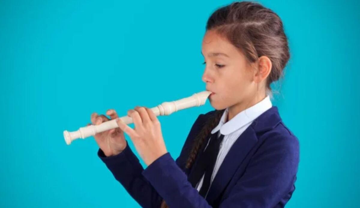 Strumento didattico o incubo sonoro? Perché a scuola si suona il flauto dolce - Studentessa suona il flauto (Depositphotos foto) - www.notiziesecche.it