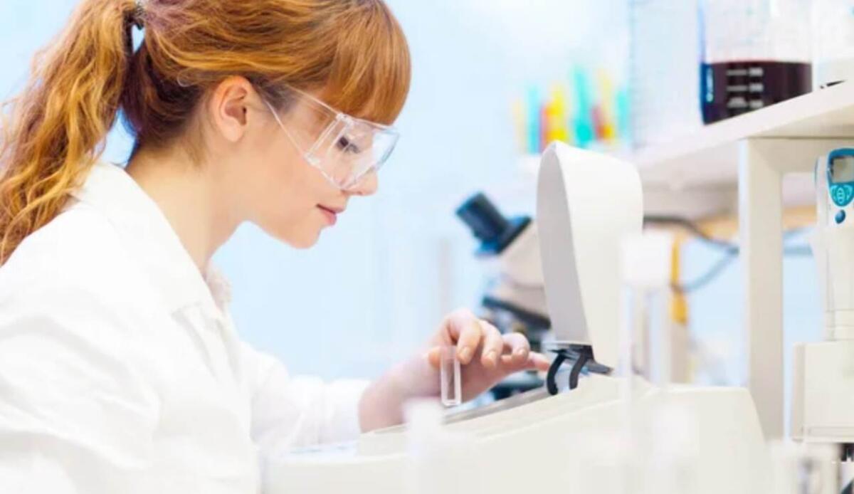 Più donne nelle STEM, più innovazione: il talento femminile è ancora sottovalutato - Lavoratrice in laboratorio (Depositphotos foto)  - www.statodonna.it