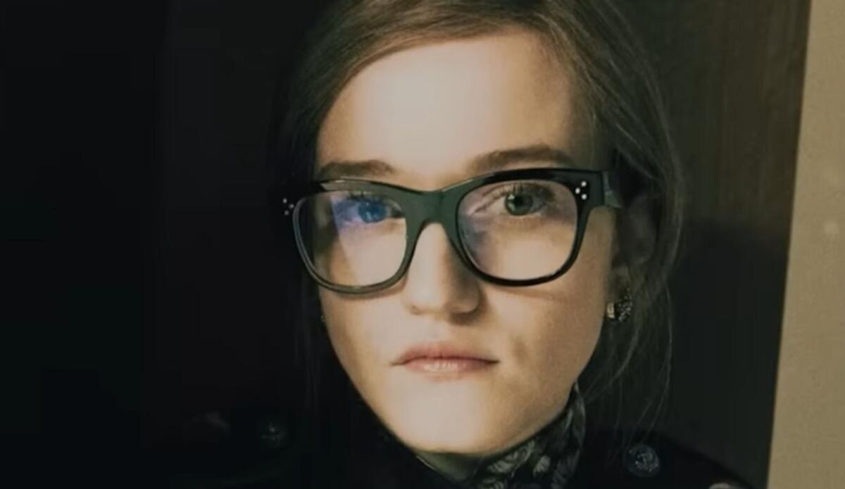 Le storie di come Anna Delvey e Lindsay Lohan hanno fatto diventare la cavigliera elettronica un accessorio fashion - Anna Delvey (screenshot Starting Finance/YouTube) - www.statodonna.it