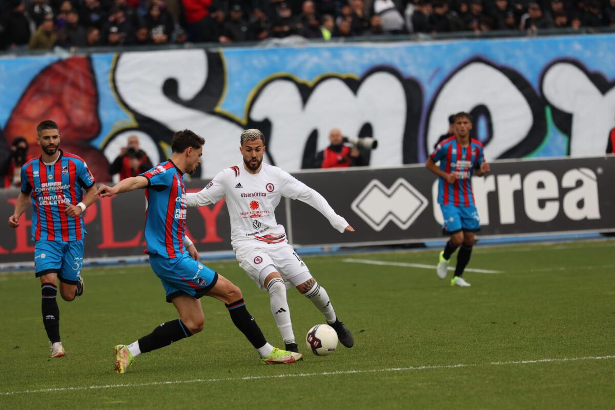 Fischietto e fumogeni nella gara col Foggia, multa al Catania - Immagine in evidenza: uno scatto di Catania-Foggia (Serie C - girone C 2024/25) - crediti: foto di Federico Antonellis/Calcio Foggia 1920