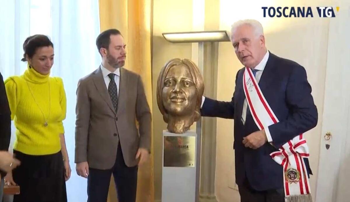 Firenze ricorda Mahsa Amini: una scultura per non dimenticare la sua lotta - (ToscanaTV/ Youtube screenshot) - www.statodonna.it