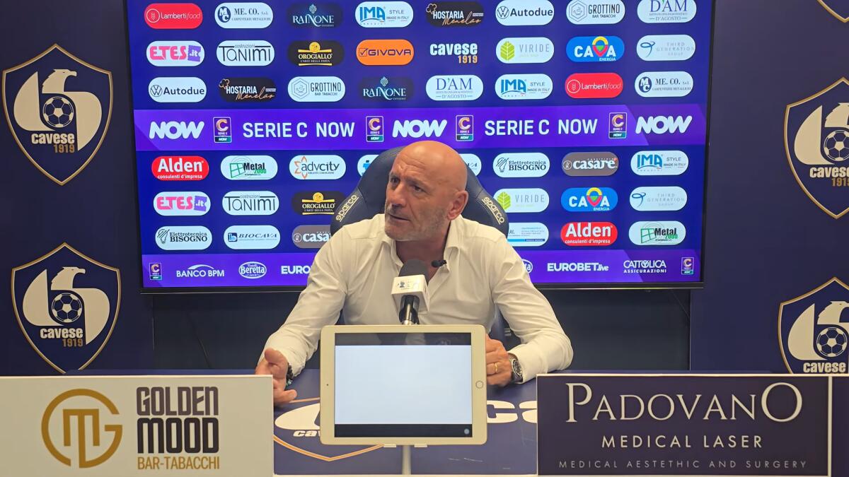 Cavese, Maiuri: "Ho buone sensazioni. A Foggia per prestazione e risultato" - Immagine in evidenza: mister Vincenzo Maiuri - crediti foto: canale ufficiale YouTube Cavese 1919 (frame da video)