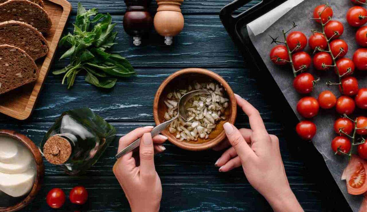 Mangiare aglio crudo fa bene: ecco perché dovresti provarci - Aglio crudo, ecco i vantaggi e come mangiarlo (DepositPhotos) - NotizieSecche