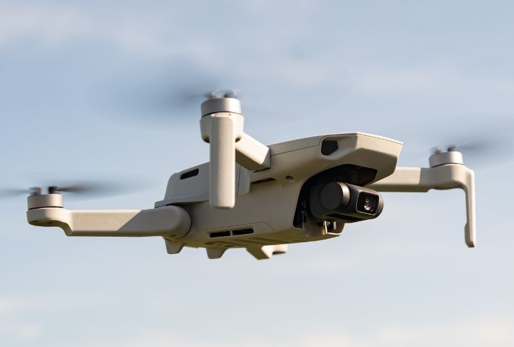 Drone in volo (Canva Foto) - www.notiziesecche.it