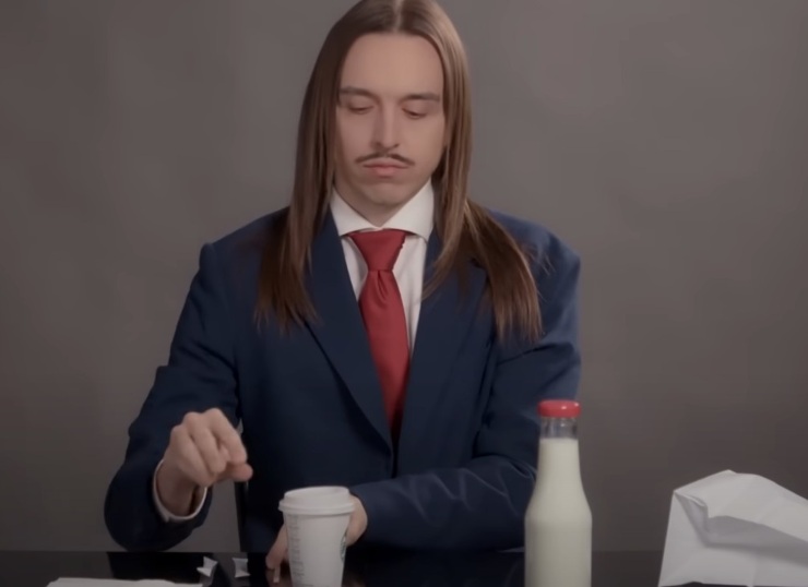 Tommy Cash nel video di Espresso Macchiato (Tommy Cash - youtube screenshot) - www.notiziesecche.it