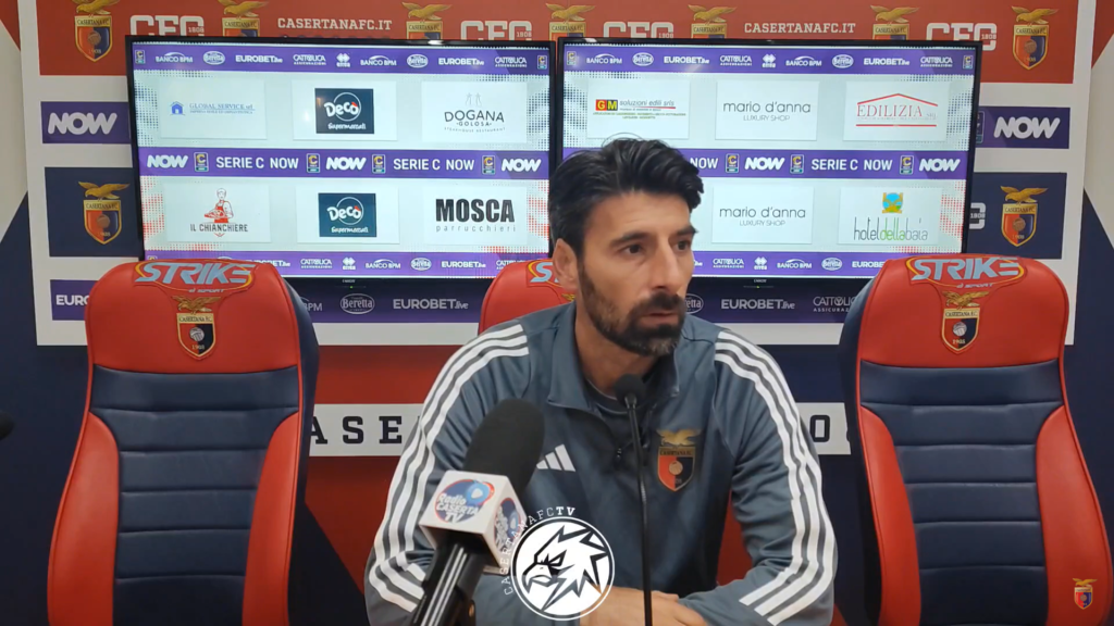 Immagine in evidenza: mister Manuel Iori - crediti foto: canale ufficiale YouTube Casertana Calcio (frame da video)